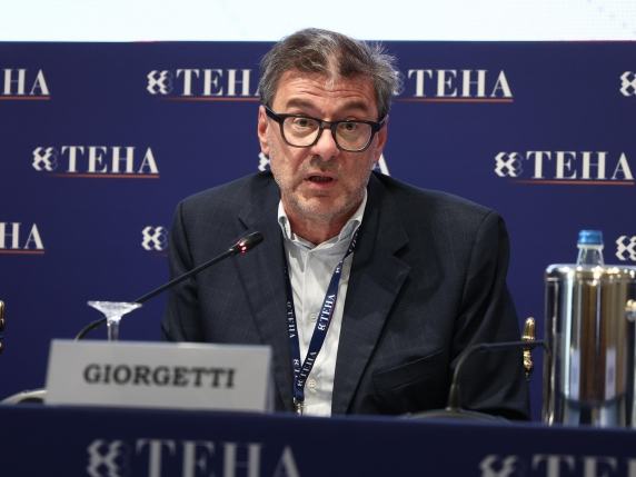 Giorgetti a Cernobbio: «La barca è rimasta in galleggiamento». Poi punge: «Si può essere sovranisti sparandole grosse o facendo i fatti...»