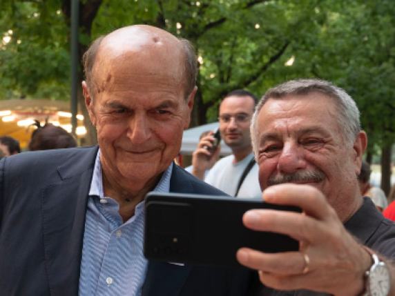 Bersani a Torino: «I capitalisti italiani non investono più, il confronto è con gli stranieri. Il governo? Non è ora di pettinare le bambole»