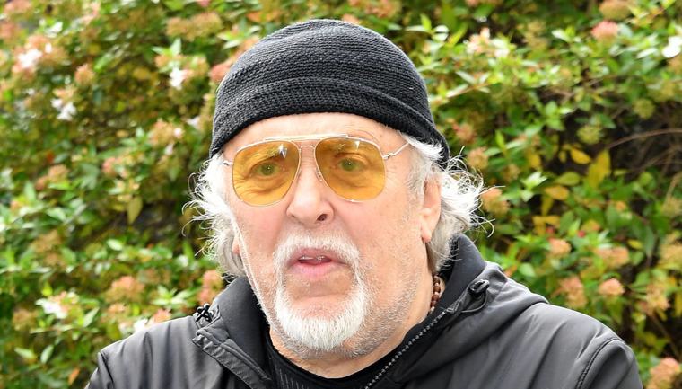 Maurizio Mattioli sparito dai social, l’annuncio dal letto d’ospedale: “Perché non mi vedete più”