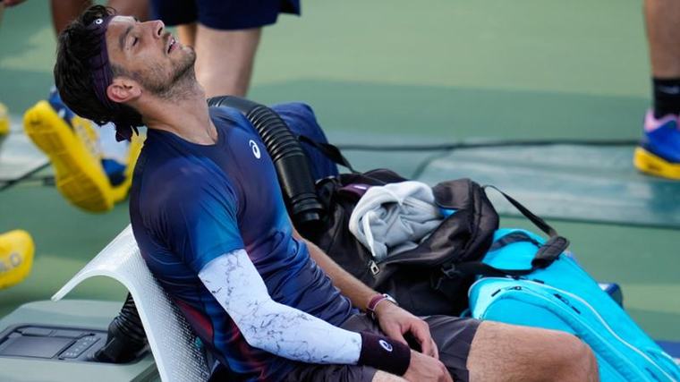 Us Open bollenti, Musetti ha un malore e crolla con Sweeny: “Il mio 2026 un’odissea che non merito”