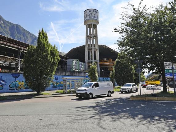 Valbruna, ecco la firma sulla concessione trentennale dei terreni: «Garantiti posti di lavoro e produzione»
