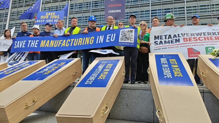 Tir in piazza a Bruxelles per difendere la produzione manifatturiera europea