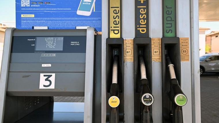 Prezzi dei carburanti sempre più su: si studia una mini proroga degli sconti sulle accise