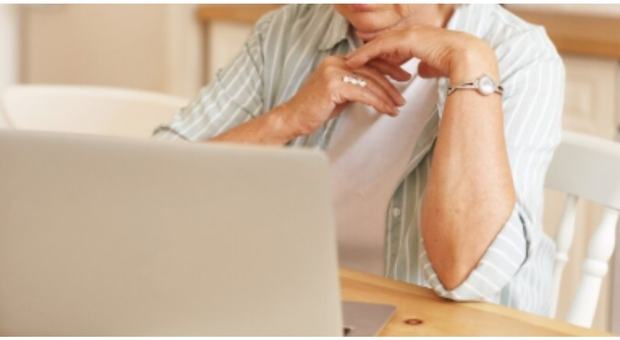«A 60 anni mi sono candidata per 500 lavori diversi: ho ricevuti solo rifiuti, anche dall'IA. La soluzione? "Sparire" dal curriculum»