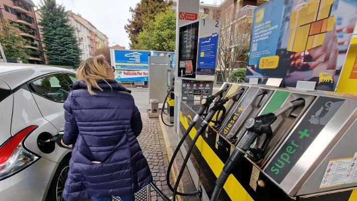 Decreto pronto, taglio delle accise sul diesel prorogato al 10 settembre: sconto di 17 centesimi