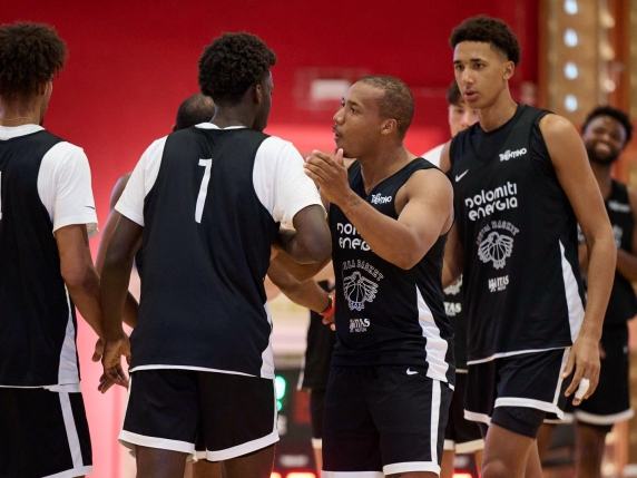 Basket, Charlie Brown show: 29 punti e 6 triple, l’Aquila Trento rimonta Cantù