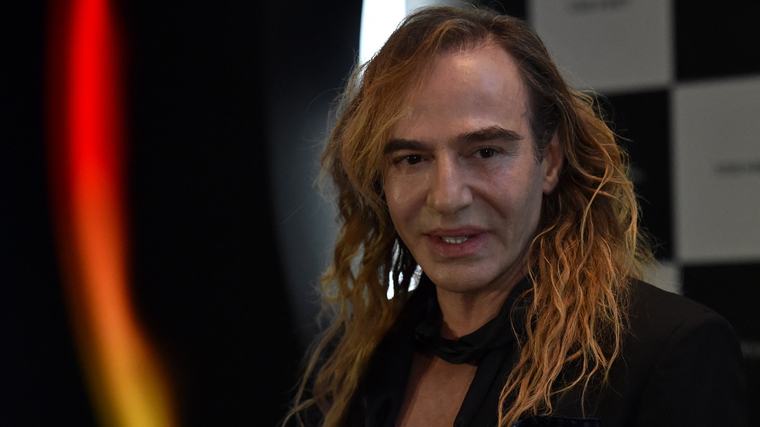 Dopo le proteste per le frasi antisemite il Met cancella la mostra su John Galliano