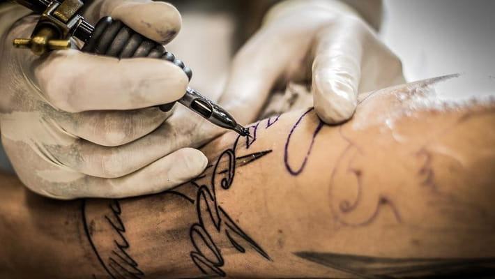 Tatuaggi e uniformi in Polizia, l'avvocata Ue: "Regole italiane discriminatorie"