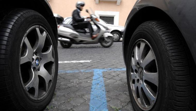 Parcheggi e strisce blu, cambiano le regole: quando scatta la multa