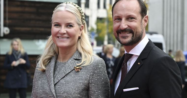 Il passato ingombrante della regina Mette-Marit, per quasi un norvegese su quattro non è a...
