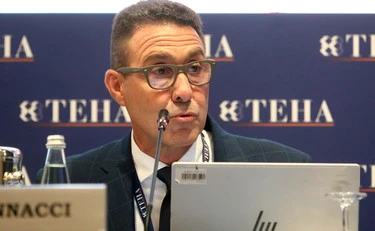 Roberto Vannacci, a Cernobbio "gabba" Mario Monti: l'inattesa reazione della platea