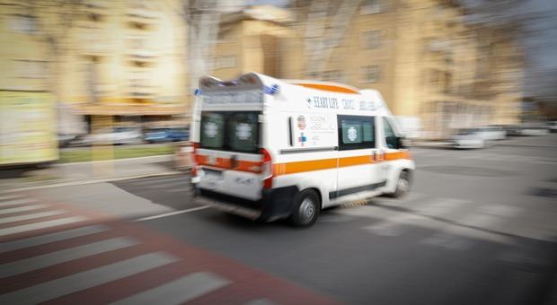 Incidente al Rally 1000 Miglia a Brescia, auto esce di strada e uccide uno spettatore: corsa interrotta