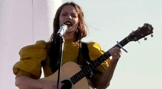 Francesca Michielin, in 4mila al concerto sul monte Avena. Il messaggio ai fan: «Non abbiate fretta, prima o poi il vostro momento arriverà»