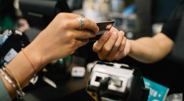 Carte elettroniche, 2 milioni di italiani vittime di una truffa: cosa succede e come difendersi
