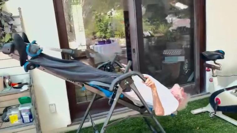 La "Morning routine" di Dick Van Dyke: a 100 anni fa esercizo sulla panca a inversione