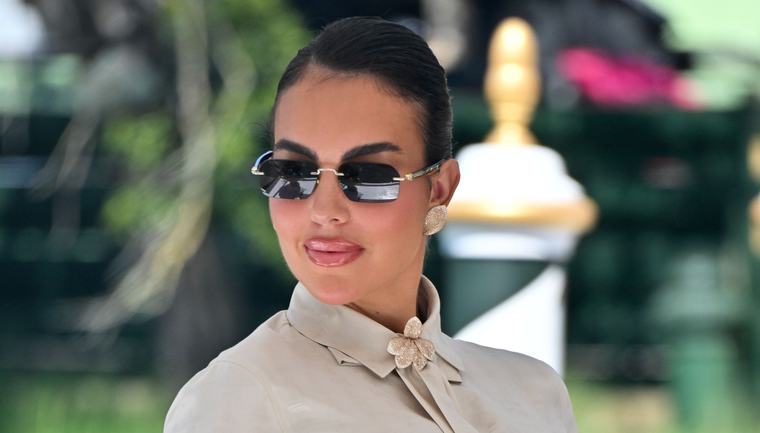 Georgina Rodriguez, doppio look per l’arrivo a Venezia 2026: la lingerie a vista lascia spazio all’abito castigato