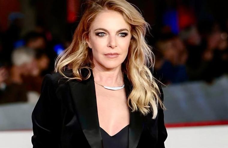 Claudia Gerini voce recitante di “Amori in corso” per Claudio Baglioni