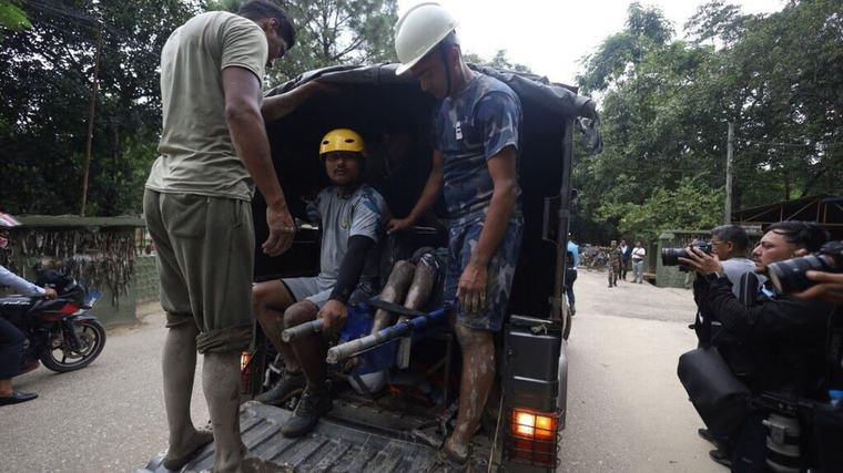Saccheggiano una cassaforte trascinata dalla frana, 29 arrestati in Nepal