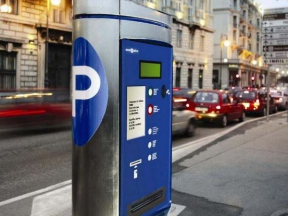 Sosta strisce blu, addio ai 15 minuti di tolleranza: ecco quando scatta davvero la multa, le nuove regole