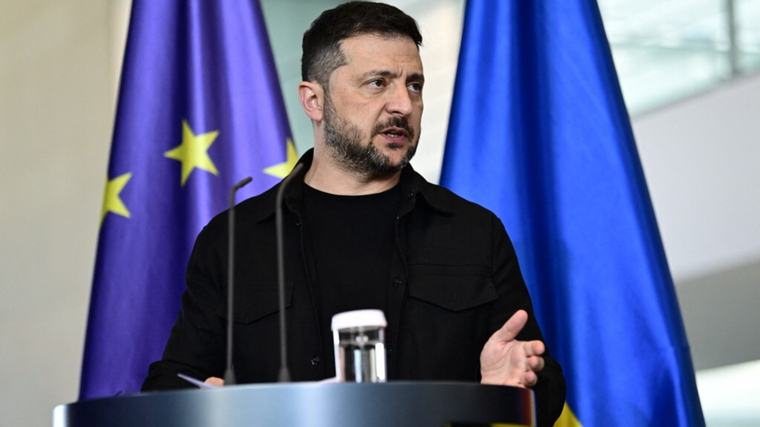 Zelensky: "I cieli russi non sono più sicuri per l'aviazione civile". Putin: "Fa terrorismo"