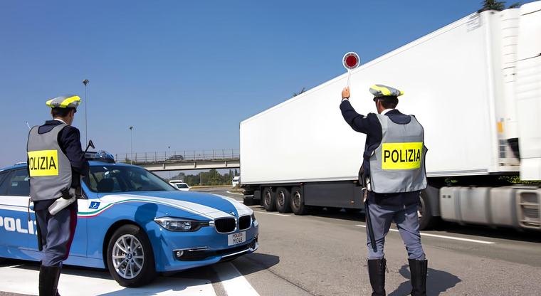 Follia in A1, auto contromano per 50 chilometri: 40 minuti di terrore tra Bologna e Barberino