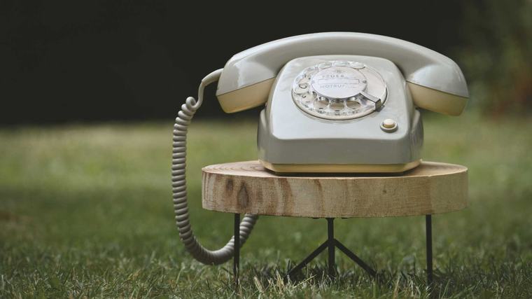 Un telefono senza fili per ricucire le ferite del lutto