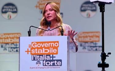 Giorgia Meloni fa la storia: l'intervento a Bari per festeggiare il governo più longevo