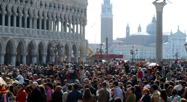 Venezia, il Comune vuole aumentare la tassa di soggiorno per i turisti: si arriva fino a 9 euro a giornata