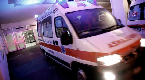 Scontro frontale tra una moto e un'auto: morto il motociclista, aveva 30 anni. Statale chiusa al traffico