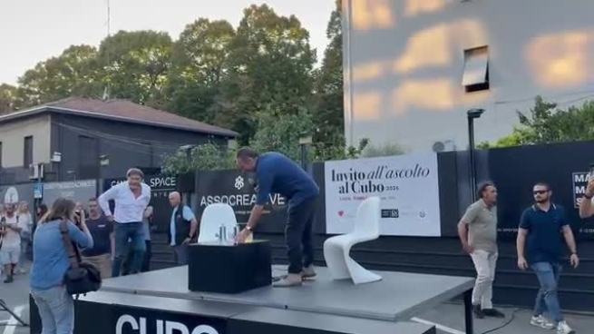 Il lungo applauso e il pubblico in piedi: il video dell'arrivo di Ranucci a Parma sul palco di Luca Sommi