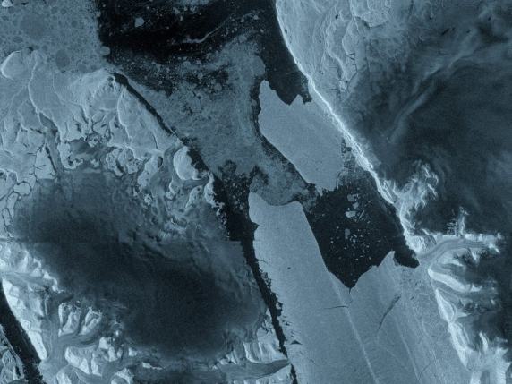 In Groenlandia si stacca dal Petermann un'isola di ghiaccio grande quanto Manhattan
