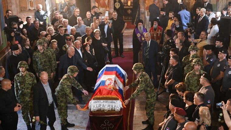 Folla per Mladic ai funerali di Stato, l’ira dell'Ue: “Non si glorifica un criminale di guerra”