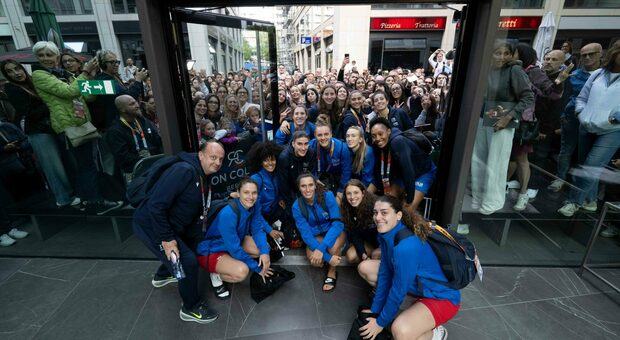 Italbasket, cinquecento tifosi in delirio davanti l'hotel a Berlino. Domani la partita contro gli Stati Uniti