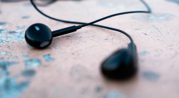 Il ritorno delle cuffie con filo: ecco perché tutti (compresi i vip) stanno abbandonando il Bluetooth