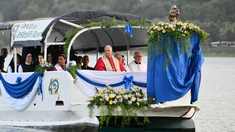 Il Papa in battello sul lago di Albano per la processione mariana