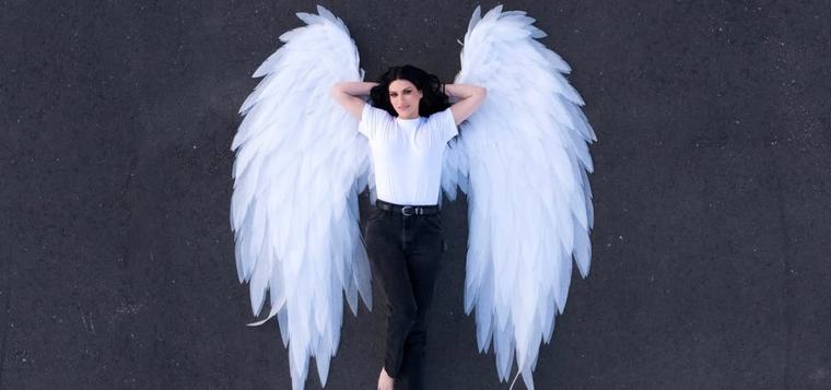 Laura Pausini ricanta Raf: “Siamo soli nell’immenso vuoto che c’è” fuori il 4/9