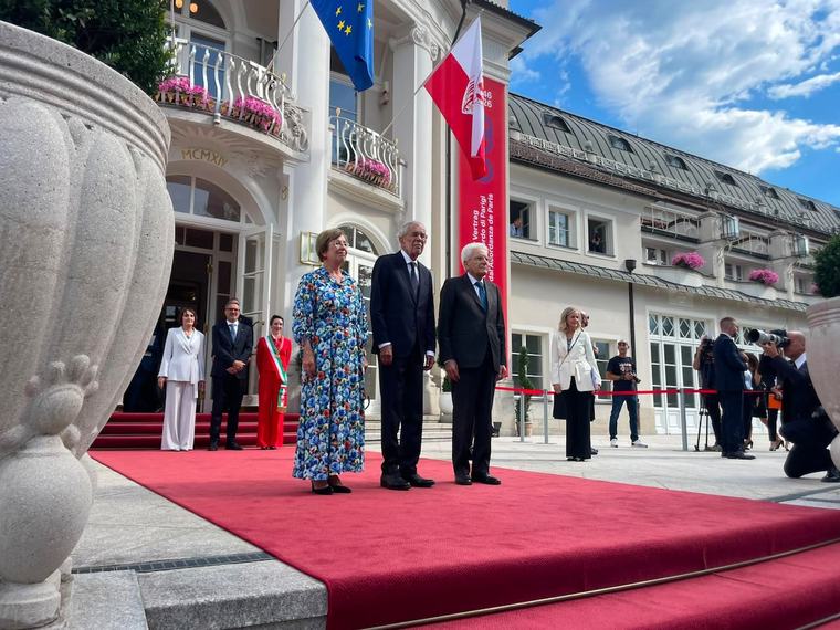 Meloni celebra gli 80 anni dell’Autonomia: “Il Trentino-Alto Adige è un modello europeo”. Mattarella a Merano: “Non si è stranieri in casa propria”