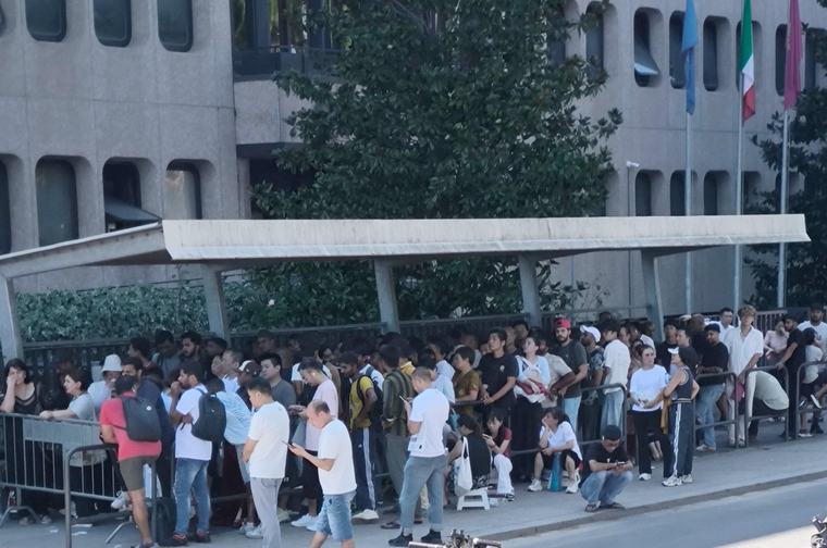 Il racket dell’immigrazione dietro alle “code della vergogna”, scattano gli arresti