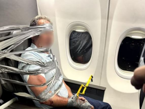 Caos sul volo American Airlines, passeggero immobilizzato con nastro adesivo e fascette. «Aveva aggredito un uomo e insultato l’equipaggio»