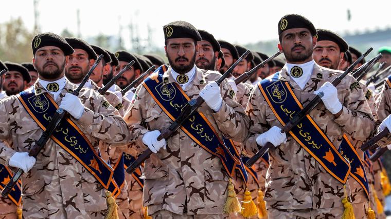 Araghchi: "Risponderemo al fuoco e resisteremo alle sanzioni". I pasdaran su Hormuz: "Mant...