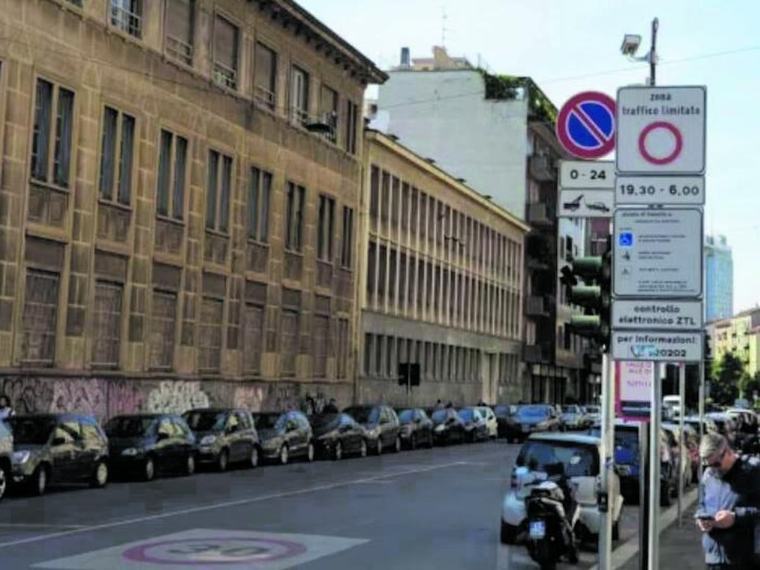 Ztl Isola, scattano le multe. E anche le proteste