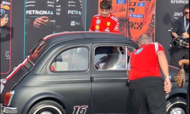 Hamilton sfila a Monza in Ferrari? Leclerc risponde e arriva al paddock con una... Fiat 500