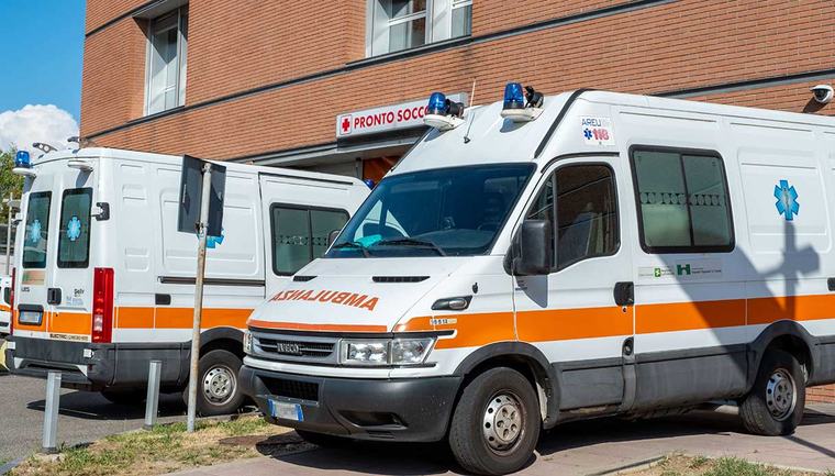 Tragedia in spiaggia, 65enne muore mentre cammina sulla battigia
