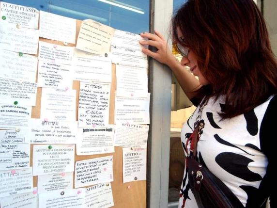 Gli affitti brevi spingono al rialzo le camere doppie per studenti: a Roma si arriva a 1.500 euro (e a poco servono gli studentati)