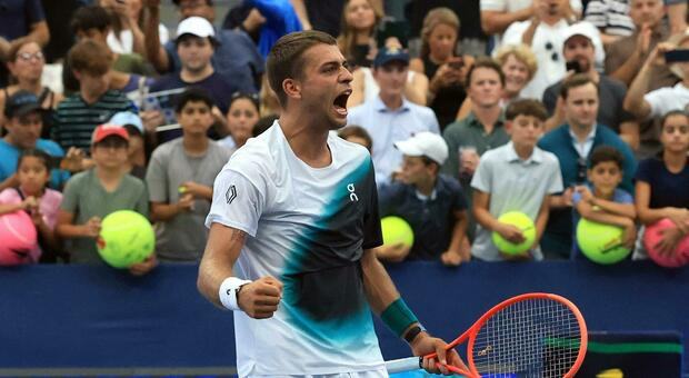 Cobolli soffre e vince in rimonta al quinto set agli Us Open: «Sono andato in bagno e mi sono cambiato tutto, i vestiti portavano sfortuna»
