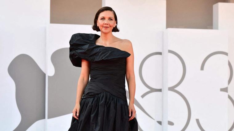 Venezia, le pagelle dal red carpet: Maggie Gyllenhaal brilla più di tutti, Caccamo elegantissimo