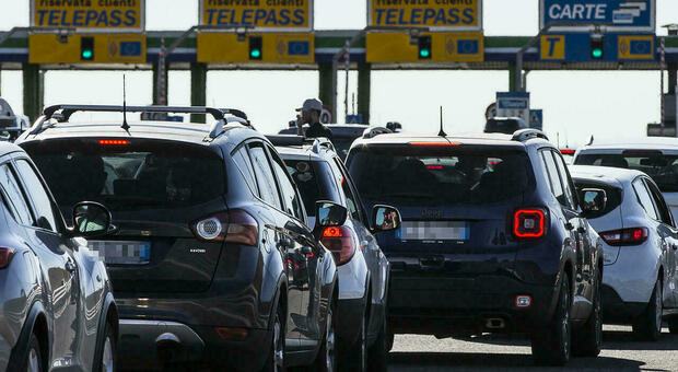 Esenzioni bollo auto 2027: quali veicoli non pagano la tassa tra auto elettriche, ibride e storiche