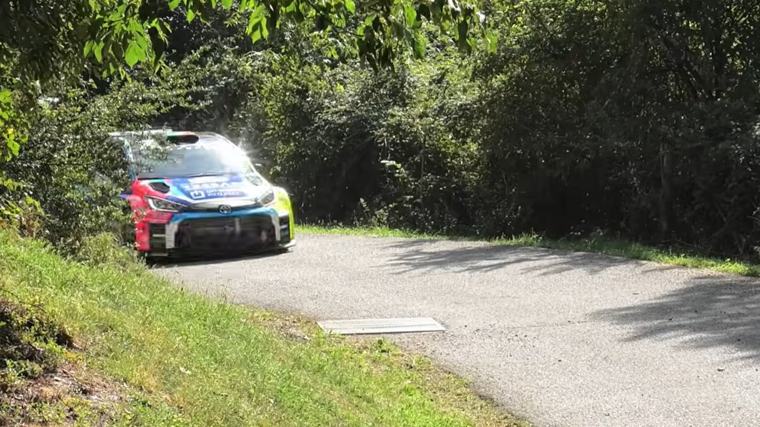 Incidente al Rally Mille Miglia, auto fuori pista uccide uno spettatore