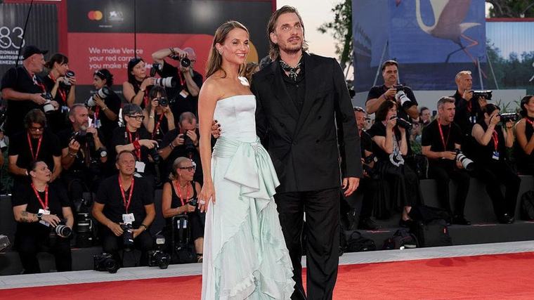 Greta Scarano contro la violenza di genere. Le pagelle dei look da Alicia Vikander a Luca Marinelli