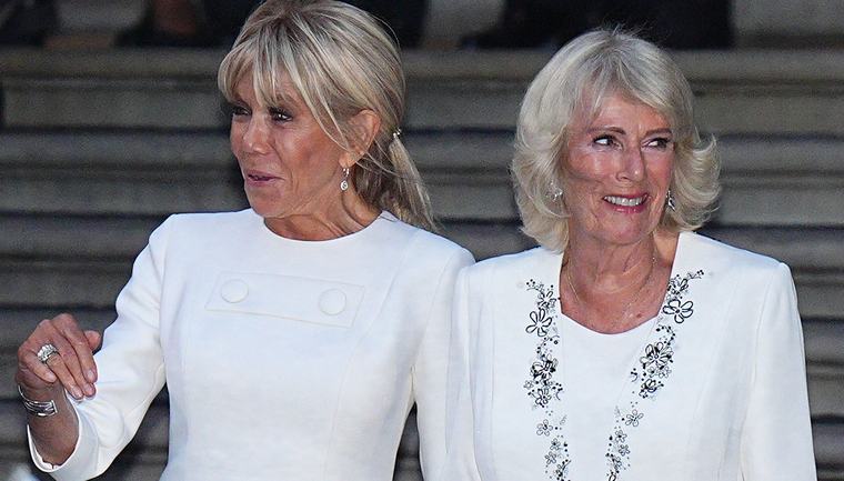 Re Carlo, Camilla e Brigitte Macron si presentano con lo stesso look. E lui appare confuso